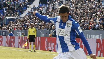 Alexander Szymanowski golpeando el bal&oacute;n en un encuentro de LaLiga Santander ante el Athletic Club en el Estadio Municipal de Butarque.