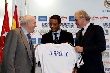 Lleg¨® en el invierno de 2006, el Madrid pag¨® por ¨¦l al Fluminense 6 millones de euros. Apenas utilizado por Capello (6 partidos), cogi¨® protagonismo con Schuster y Juande Ramos, que le coloc¨® de interior. Ah¨ª explot¨® y se convirti¨® en un hist¨®rico del Madrid.
