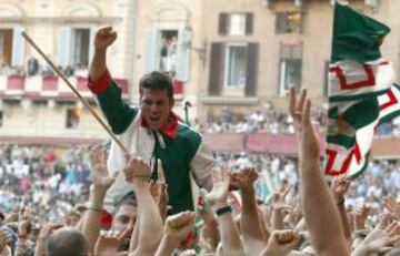 En Siena, desde mediados del siglo XVII, se celebra esta carrera de caballos a pelo con la intención de ganar el Palio, una bandera de seda que representa la Virgen con el Niño.