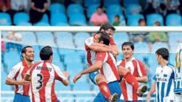 <b>EL 0-1. </b>Los jugadores del Girona se abrazan a Kiko Ratón, que abría el marcador; entre ellos Moha, quien el año pasado jugó en la Real.