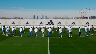 Sentido minuto de silencio de la plantilla del Real Madrid por las víctimas del accidente de trenes en Adamuz. 