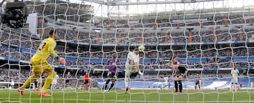 Así se vio el remate del 4-0 de Benzema desde la portería. 