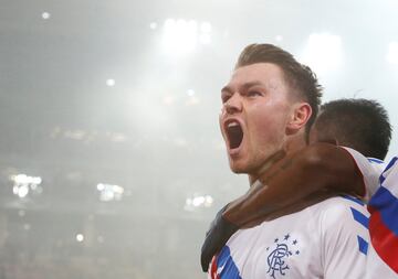 Glenn Middleton, del Rangers, celebra uno de los tres goles del club escocés   frente al Spartak de Moscú. El partido termino con victoria para los rusos por 4-3. 