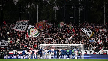 Los jugadores del Rayo, coreados por su afición.