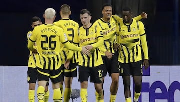 Zagreb (Croatia), 27/11/2024.- Dortmund's Serhou Guirassy (R) celebrates with teammates after scoring the 3-0 lead during the UEFA Champions League match between Dinamo Zagreb and Borussia Dortmund in Zagreb, Croatia, 27 November 2024. (Liga de Campeones, Croacia, Rusia) EFE/EPA/ANTONIO BAT