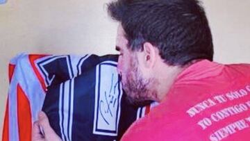 Pujadas, con la camiseta que le envió Futre.