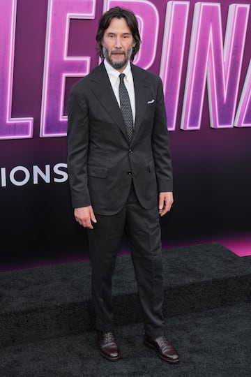 Keanu Reeves posa en la alfombra roja del estreno de la película "Ballerina" en Los Ángeles, California.