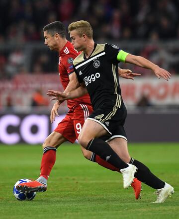 Central. 19 años. Ajax. Está en la pole de los pretendidos por el Barça y Robert ya realizó algún acercamiento la temporada pasada. Criado en un estilo similar al de La Masia por lo que el aprendizaje debería ser menos duro, su fichaje sería relativamente asequible. El Barça está pendiente de su evolución aunque las últimas informaciones apuntan a un acelerón para intentar fichar al futbolista en enero. Su valor de mercado, 50 millones de euros.