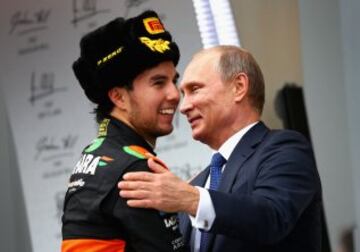 Sergio Pérez es felicitado por el presidente de Rusia, Vladimir Putin.