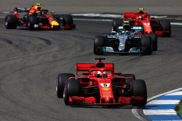 Sebastian Vettel por delante de Valtteri Bottas.
