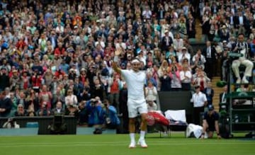 Roger federer celebra su triunfo ante el tenista rumano Víctor Hanescu durante un partido de primera ronda del torneo de tenis de Wimbledon