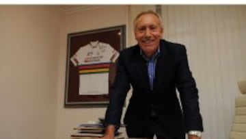 Javier Mínguez, con el maillot arcoíris que ganó Óscar Freire al fondo.