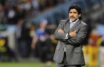 Con las eliminaciones de otras selecciones se habían producido numerosos relevos en los banquillos. Uno de los más carismáticos, tanto por el nivel de la selección como por el entrenador en sí, era Diego Maradona, seleccionador argentino. Uno de los grandes hombres de la historia de los Mundiales era el del seleccionador de la albiceleste: capaz de ganar el Mundial en 1986 como de llevarla a la final de 1990. La debacle ante Alemania (derrota por 4-0) había reventado el plan de la Asociación Argentina de contar con Maradona durante más tiempo. Pero Diego lo tenía claro: “Se acabó mi ciclo. Ya está. Quiero disfrutar de mi familia”.