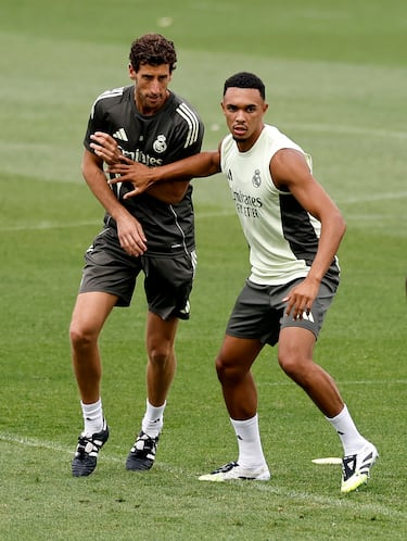 El asistente Beñat Labaien y Trent Alexander Arnold durante el entrenamiento. 
 