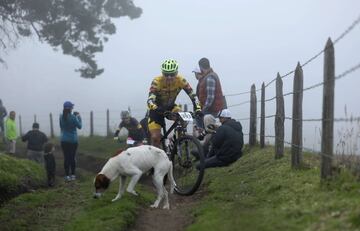 El ciclista de Costa Rica Sergio Arturo Madrigal Rojas a su paso por la localidad de Terramall.