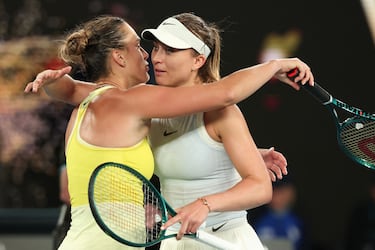 Aryna Sabalenka y Paula Badosa se abrazan tras su partido de semifinales ene le Open de Australia. Ambas tenistas comparten una buena relación personal.