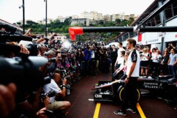 El delantero Cristiano Ronaldo estado en el box de McLaren antes del GP de Mónaco. Cristiano ha sido invitado por la escudería británica y ha posado junto a Fernando Alonso, Jenson Button y la modelo Cara Delevingne en un acto publicitario previo a la carrera.