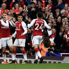 Alexis y Arsenal se instalan en puestos de Champions League