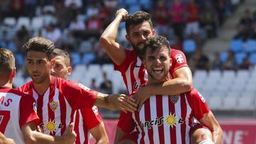 Jugadores del Almería celebran un gol