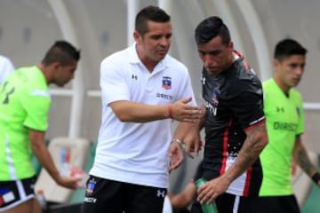 Héctor Tapia le da instrucciones a Esteban Paredes.