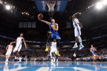Stephen Curry se lanza a anotar una bandeja ante los Oklahoma City Thunder.