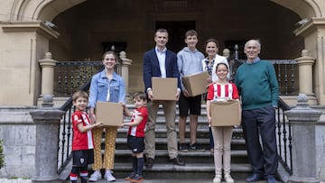 La familia de Uriarte, con las cajas para avalar su candidatura