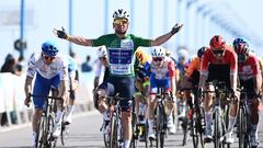 Mark Cavendish celebra su victoria al esprint en la segunda etapa del Tour de Om&aacute;n 2022.