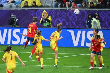 Claudia Pina pone un centro maravilloso al segundo palo e Irene Paredes consigue conectar un gran cabezazo al fondo de la red.