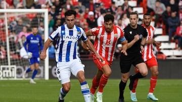 ALMERÍA, 08/01/2023.- El centrocampista de la UD Almería César de la Hoz disputa un balón al centrocampista de la Real Sociedad Martín Zubimendi, durante su partido de la jornada 16 de LaLiga Santander disputado este domingo en el Power Horse Stadium de Almería. EFE/Carlos Barba