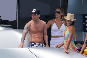 Leo Messi, Luis Su¨¢rez y Cesc F¨¢bregas han disfrutado de un d¨ªa en barco por la costa de Ibiza. Los tres jugadores se encuentran de vacaciones antes de la vuelta al trabajo.