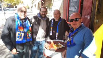 Luis del Fueyo, el primero por la izquierda, con otros tres aficionados del Real Oviedo.
