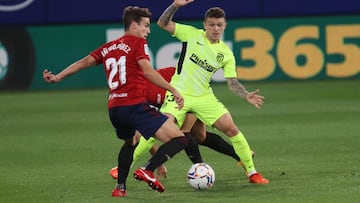 Trippier, ante &Iacute;&ntilde;igo P&eacute;rez, en el partido frente a Osasuna. 