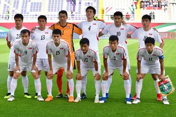 El once inicial de Korea del Norte: (de izquierda a derecha, fila de arriba) Il Jin Ri, Hyon Jin Sim, Ri Myong-guk, Song Gi Kim, Kwang-Ryong Pak y Kwang Hyok Rim. (Fila de abajo) Yong Il Kim, Un Chol Ri, Kyong Hun Kim, Chol Bom Kim y Il Gwan Jong.