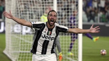 Higua&iacute;n marca su primer gol con la Juve.