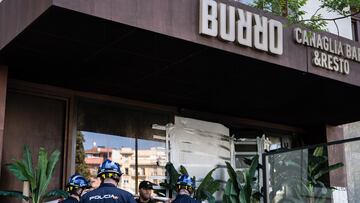 Agentes de la Policía Científica conversan en la entrada del restaurante italiano 'Burro Canaglia Bar&Resto' de la plaza de Manuel Becerra, a 24 de abril de 2023, en Madrid (España). Dos personas han fallecido y otras diez han resultado heridas, seis de ellas graves y cuatro leves, en un incendio registrado, el viernes 21 de abril, en un establecimiento en el distrito de Salamanca. El fuego se originó poco después de las 23.00 horas en el restaurante italiano cerca de la entrada del local, lo que dificultó la evacuación de las víctimas.
24 ABRIL 2023;MADRID;POLICIA C IENTIFICA;RESTAURANTE ITALIANO;INCENDIO;PIXELADA
Diego Radamés / Europa Press
24/04/2023