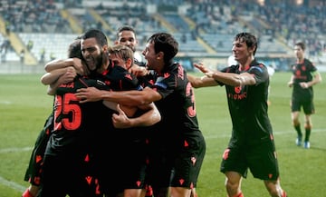 Jon Bautista celebr¨® con sus compa?eros el gol que marc¨® en el minuto 93.