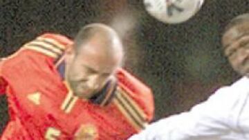 Abelardo se lesionó en este partido contra Inglaterra.