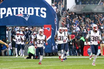 MEXICO CITY, MEXICO - NOVEMBER 19: The New England Patriots take the feild for the game against the Oakland Raiders at Estadio Azteca on November 19, 2017 in Mexico City, Mexico.   Buda Mendes/Getty Images/AFP
== FOR NEWSPAPERS, INTERNET, TELCOS & TELEVISION USE ONLY ==