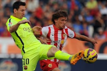 Lionel Messi y Sebastian Dubarbier durante el partido correspondiente a la undécima jornada de Liga de Primera División que disputan en el estadio de los juegos Mediterraneos de Almería.