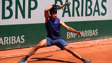 Alcaraz también gana en su estreno en Roland Garros