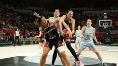 Julie Wojta y Adijana Cvitkovic pelean un balón con Mariela Fasoula.