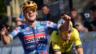 Remco Evenepoel bate a Wout van Aert en la Flecha del Brabante 2025.