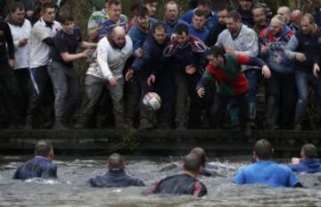 En Ashbourne se celebra todos los años el tradicional partido de fútbol medieval inglés en el que la mitad del pueblo intenta llevar el balón (relleno de corcho para poder flotar) hasta el molino del equipo rival para anotar. Sólo una persona tiene el privilegio de marcar por cada equipo.