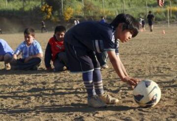 Claudio Nancufil, argentino de ocho años de edad, prodigio de los Andes del sur, que podría confundirse con un clon de Lionel Messi en poco tiempo puede tomar el mismo camino a la gloria del fútbol como el as de Barcelona. Nancufil, pequeño para su edad, se ha convertido en una sensación en los medios desde que salió como un talento inusual en el modesto club de Martin Guemes en la estación de esquí de Bariloche.