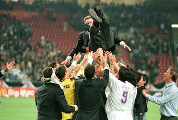 Temporada 1997/98 | El Real Madrid gana la Champions League en Ámsterdam tras ganar 1-0 a la Juventus de Turín. En la imagen, Jupp Heynckes es manteado por sus jugadores en la celebración de la Séptima.