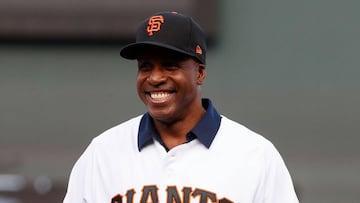 SAN FRANCISCO, CA - AUGUST 05: Former San Francisco Giants outfielder Barry Bonds is introduced on the field during a ceremony honoring the 1997 team before the game against the Arizona Diamondbacks at AT&amp;T Park on August 5, 2017 in San Francisco, California.   Jason O. Watson/Getty Images/AFP
 == FOR NEWSPAPERS, INTERNET, TELCOS &amp; TELEVISION USE ONLY ==