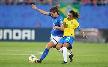 Marta, de Brasil, pelea un balón con Girelli.