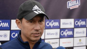 Douglas Costa en la previa del inicio de la liga Femenina