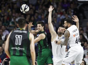 Nico Laprovittola fue otro de los protagonistas de la Copa del Rey de 2019. Antes de que el Barça se llevara uno de los títulos más polémicos, el base argentino, por entonces en el del Joventut, tumbó al Baskonia en cuartos (89-98) con una actuación histórica. Laprovittola acabó con 50 de valoración, récord en la Copa tras superar la marca de Tanoka Beard, que en el 2000 con la camiseta del Valencia Basket acabó con 47. El argentino anotó 36 puntos (12/17 en tiros de campo), con los que también superaba la mejor marca en la Penya, en posesión de Jordi Villacampa (35 en la Copa de 1991).
