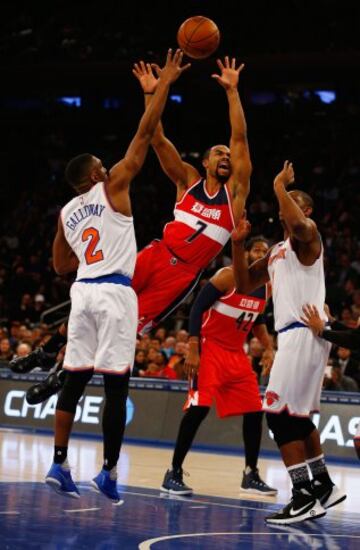 Ramon Sessions lanza ante Langston Galloway.